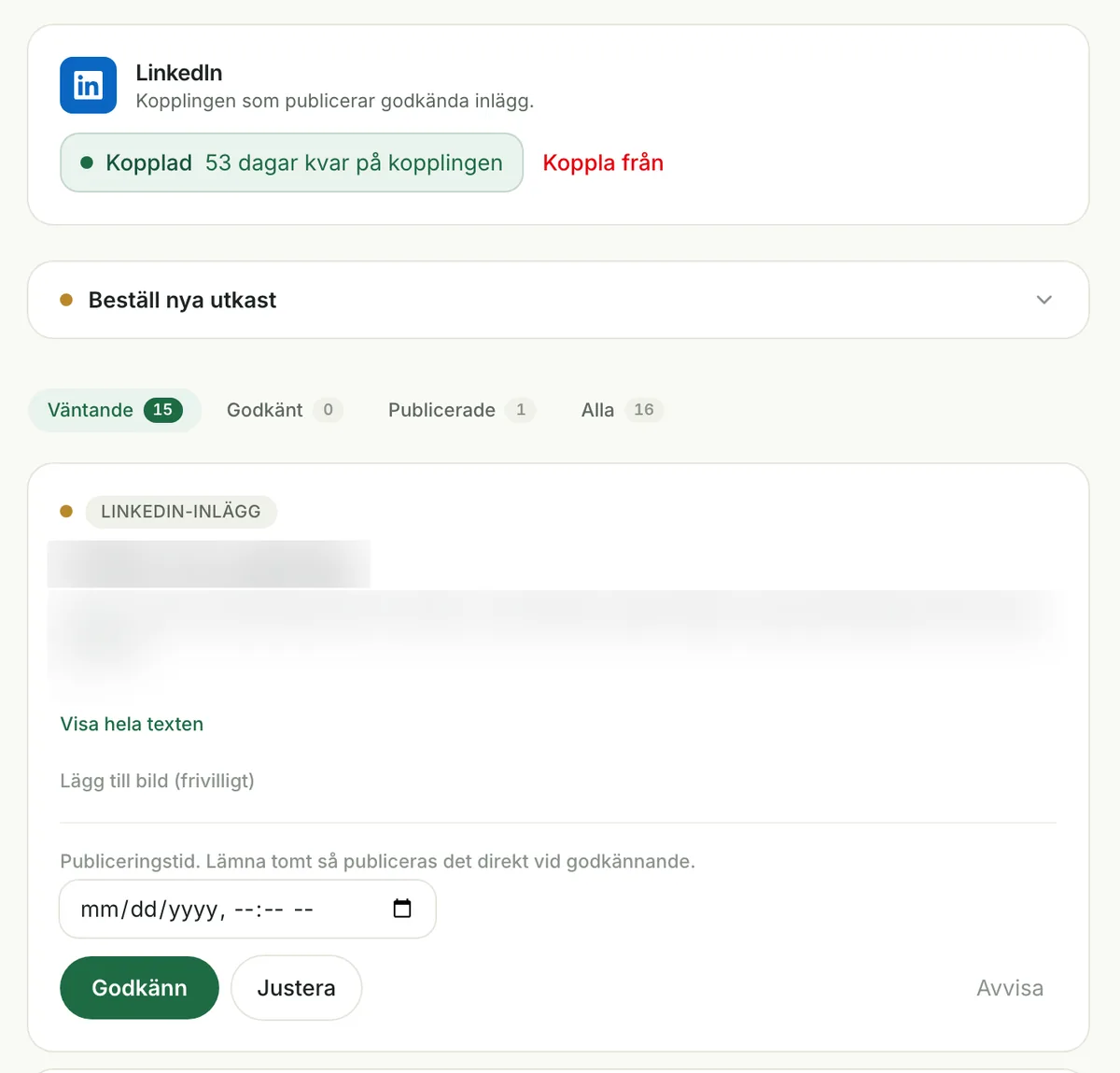 De wachtrij van het platform met de LinkedIn-koppeling, de knop om nieuwe concepten te bestellen, en een concept-bericht met de knoppen Goedkeuren, Aanpassen en Afwijzen; de tekst van het concept is vervaagd. Zweedse interface.