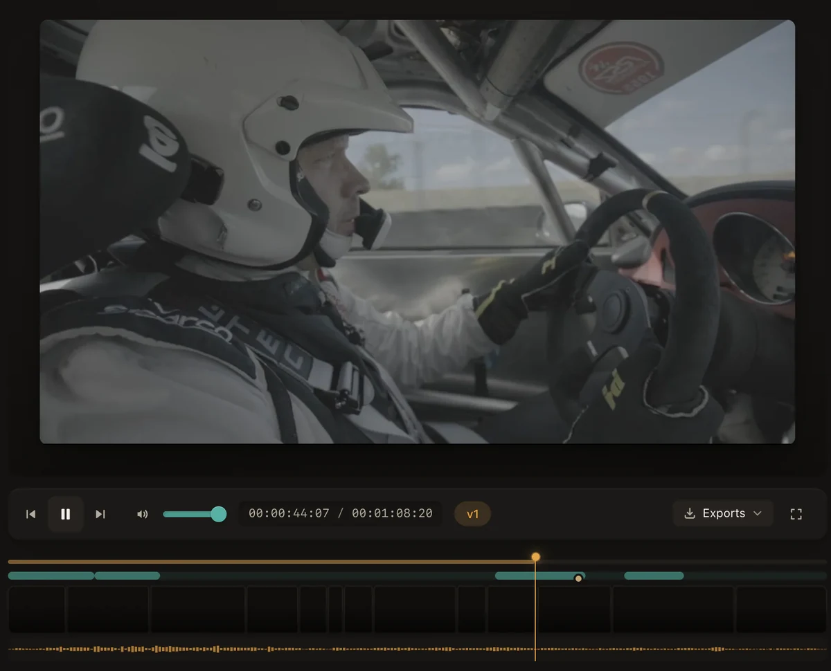 De speler in RoughCut met Richard achter het stuur in een witte helm, de eerste versie van de montage op 44 seconden, daaronder de afspeelknoppen en de tijdlijn met de B-roll boven het interview